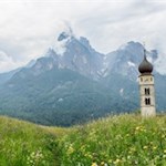 Das besinnliche Kirchlein St. Valentin mit dem Schlern im Hintergrund