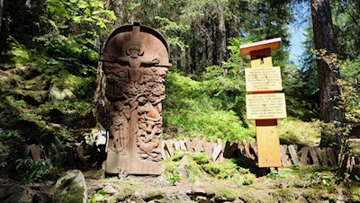 Sinnige Zitate und suggestive Kunstwerke säumen den Franziskusweg