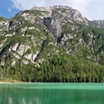 Hinter dem Dürrensee erhebt sich der geschichtsträchtige Monte Piana