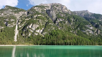 Hinter dem Dürrensee erhebt sich der geschichtsträchtige Monte Piana