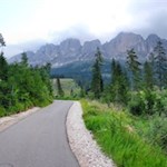 Kurz folgt die Wanderung einem asphaltierten Sträßchen