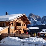Vor der Kulisse des Lang- und Plattkofel lädt die Rauchhütte zur Einkehr