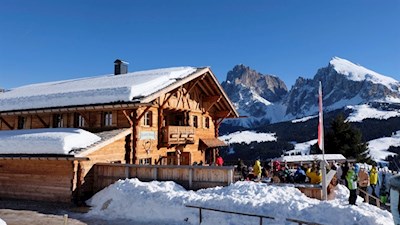Vor der Kulisse des Lang- und Plattkofel lädt die Rauchhütte zur Einkehr