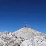 Das Gipfelkreuz des markanten Dürrenstein vor leuchtend blauem Himmel