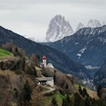 Blick auf St. Peter und den Langkofel im Hintergrund