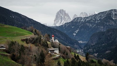 Blick auf St. Peter und den Langkofel im Hintergrund