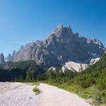 Vor der Kulisse des spitz zulaufenden Einserkofel zur Talschlusshütte