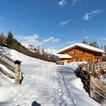 Die Schönbergalm vor blauem Winterhimmel