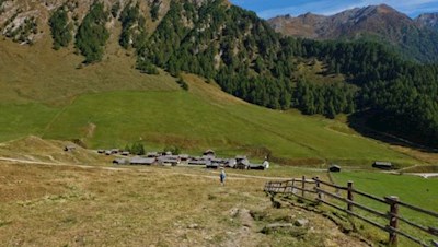 Links der Fane Alm zweigt der Pfad zum Marblsee ab