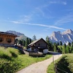 Die-Kaserill-Alm-mit-den-Geislern-im-Hintergrund