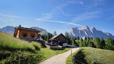 La-malga-Caserill-con-le-Odle-di-Funes-sullo-sfondo