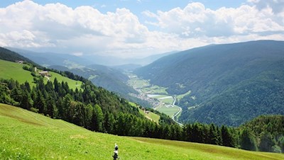 Der Wanderweg zur Kiener Alm öffnet schöne Ausblicke ins Pustertal