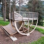 Das suggestive Kunstwerk erinnert an das Fass des Diogenes