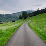 Vor der Kulisse des gegenüberliegenden Dorfes Lajen nach Tagusens