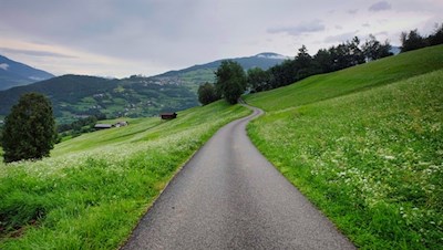 Vor der Kulisse des gegenüberliegenden Dorfes Lajen nach Tagusens