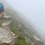 Über steil abfallende Grashänge auf den Wolfendorn