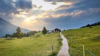 Atmosfera serale nella malga Casnago