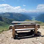 Aussichtsbank auf dem Weg auf die Hochkreuzspitze