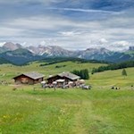 Tuene Hütte vor der Kulisse der Dolomiten