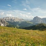 Während des Anstiegs schweift unser Blick auf den Sellastock und das Langkofelmassiv