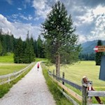 Al Punt de Sciaré il sentiero escursionistico si dirama verso il rifugio Pralongia