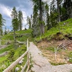 Zuletzt führt die Wanderung über einen schmalen Steig zur Malga Secine