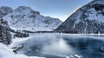 Auch im Winter wohnt dem Pragser Wildsee ein märchenhafter Zauber inne