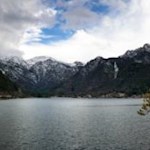 Tiefer Frieden liegt über dem abgeschiedenen Ledrosee