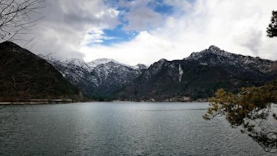 Tiefer Frieden liegt über dem abgeschiedenen Ledrosee