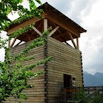 Der Holzturm wurde den alten Römertürmen nachempfunden