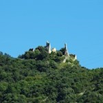 Von der einstigen Wehrburg Castel Penede haben nur mehr einige Mauern die Zeiten überdauert...