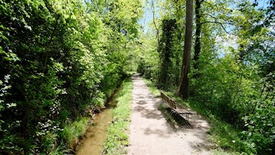Längs des Weges laden Rastbänke zum entspannten Verweilen ein