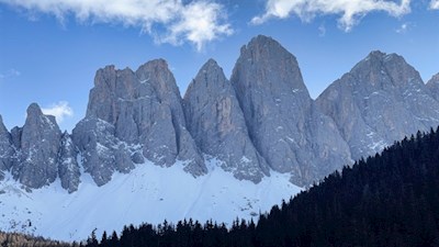Der Naturerlebnisweg öffnet schöne Ausblicke auf die Geislerspitzen