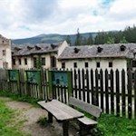 Informationstafeln neben dem Grandhotel