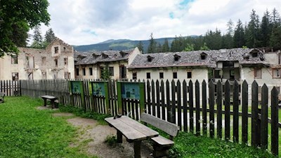 Informationstafeln neben dem Grandhotel