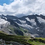 Rückwärtsgewandter-Blick-auf-die-Birnlückenhütte-mit-der-Dreiherrenspitze-zu-ihrer-Linken