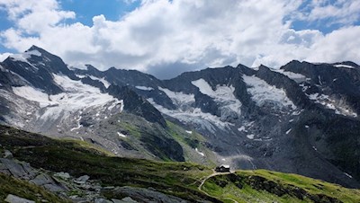 Rückwärtsgewandter Blick auf die Birnlückenhütte mit der Dreiherrenspitze zu ihrer Linken