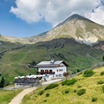 Meraner-Hütte-vor-der-Kulisse-des-Ifinger-und-der-Plattenspitze