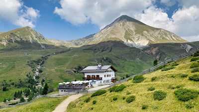 Meraner Hütte vor der Kulisse des Ifinger und der Plattenspitze