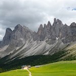 Ai-piedi-delle-Odle-di-Funes-il-rifugio-malga-Brogles-invita-a-fermarsi-per-una-pausa