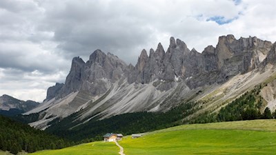 Ai-piedi-delle-Odle-di-Funes-il-rifugio-malga-Brogles-invita-a-fermarsi-per-una-pausa