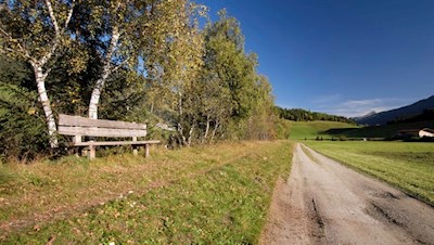 Längs des Weges laden Bänke zum Genießen und Verweilen ein