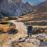 Below the rifugio Auronzo mountain hut, hiking trail no. 101 descends to the starting point