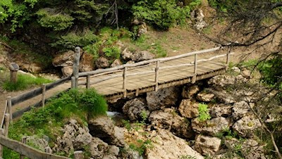 Der Geologensteig führt über zahlreiche kleine Brücken