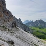Ai piedi dell'Averau fino al rifugio omonimo