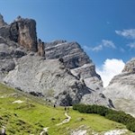 Il contrasto tra prati verdi e pareti rocciose bianche e calcaree è caratteristico del parco naturale Fanes-Sennes-Braies