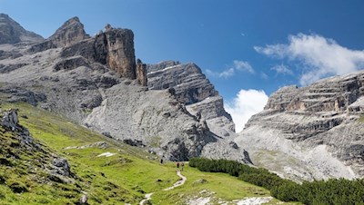 Il contrasto tra prati verdi e pareti rocciose bianche e calcaree è caratteristico del parco naturale Fanes-Sennes-Braies