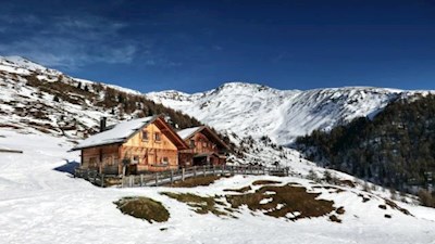 Die Klammbachalm vor klarem Winterhimmel