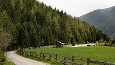 Der weitläufige Wanderparkplatz im hintersten Valler Tal