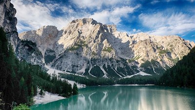 Der imposante Seekofel prägt das Bild des Pragser Wildsees